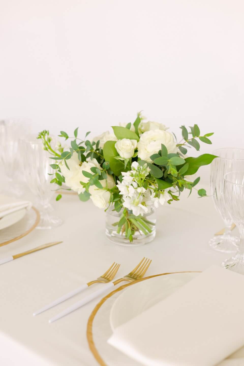 Classique Blanc || petite centerpiece clear vases types